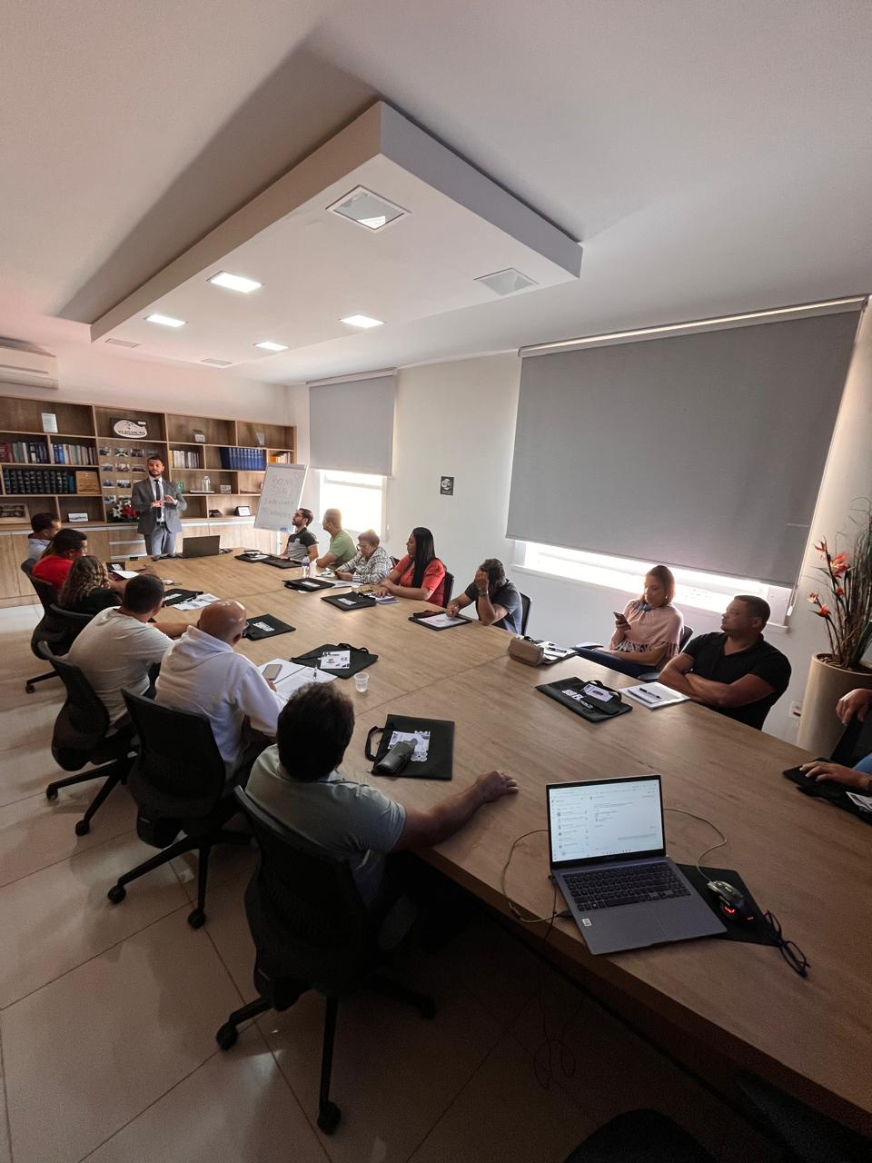 Equipe Force Treinamentos em reunião institucional